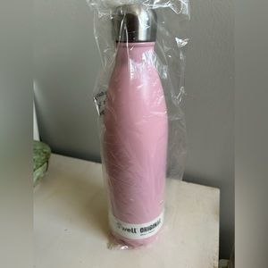 New in package 25oz SWELL bottle